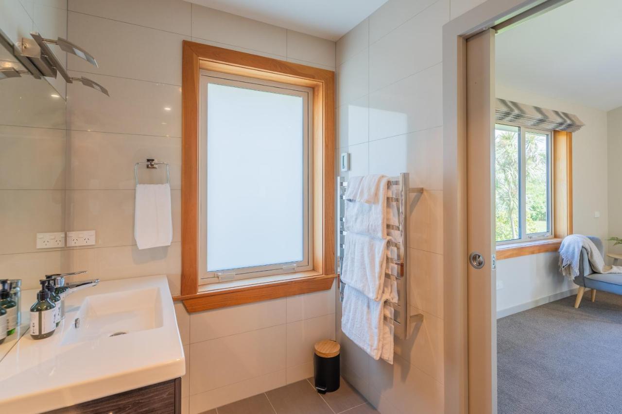 Anam Cara Gardens Luxury Villa Private Bedrooms And Ensuite Bathrooms Sleeps 9 Otaki Luaran gambar