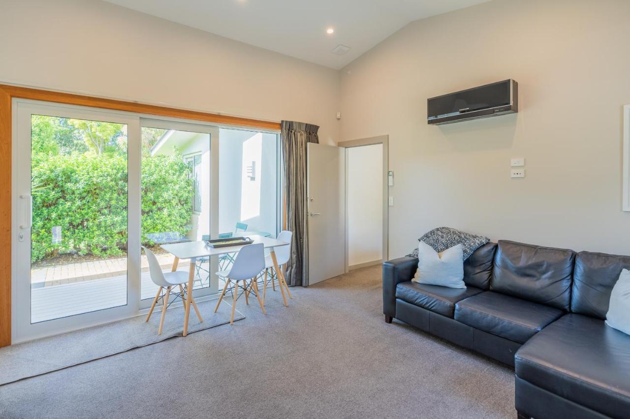 Anam Cara Gardens Luxury Villa Private Bedrooms And Ensuite Bathrooms Sleeps 9 Otaki Luaran gambar